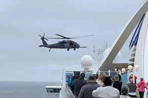 Trực thăng quân sự chở thiết bị y tế ra để xét nghiệm người trên tàu du lịch Grand Princess đậu ngoài khơi California (Mỹ). Ảnh: REUTERS