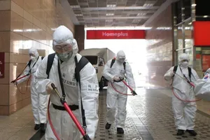 Binh sĩ khử trùng một cửa hàng ở Daegu – tâm dịch COVID-19 ở Hàn Quốc ngày 5-3. Ảnh: YONHAP