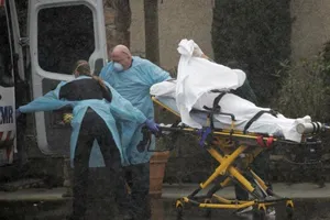 Di chuyển bệnh nhân COVID-19 trong mưa lớn tại trung tâm chăm sóc y tế Life Care ở TP Kirkland thuộc quận King, bang Washington (Mỹ). Ảnh: REUTERS