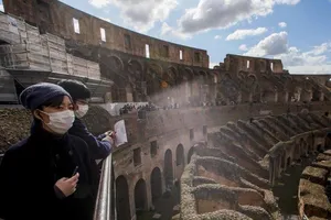 Du khách tại Rome (Ý) mùa dịch COVID-19. Ảnh: AP