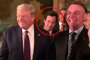 Ông Wajngarten (người nhiễm COVID-19, trong vòng tròn) đứng ngay sau lưng ông Trump (trái). Ảnh: THE SUN