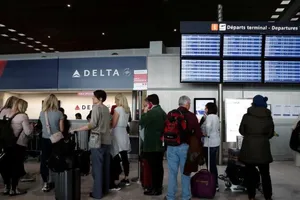 Xếp hàng mua vé bay về Mỹ ở sân bay Charles de Gaulle (Pháp) sau khi Mỹ có lệnh sẽ cấm bay từ châu Âu. Ảnh: REUTERS