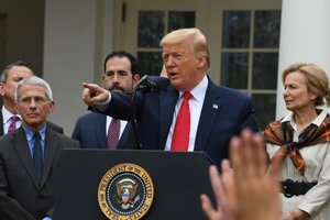 Tổng thống Mỹ Donald Trump tuyên bố đặt nước Mỹ vào tình trạng khẩn cấp trước đại dịch COVID-19, trong buổi họp báo tại Nhà Trắng chiều 13-3. Ảnh: AP
