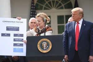 Tiến sĩ Debbie Birx – nhà điều phối đối phó COVID-19 Nhà Trắng giải thích về quy trình xét nghiệm, trong cuộc họp báo tại Nhà Trắng chiều 13-3. Ảnh: GETTY IMAGES