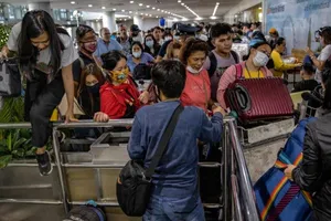 Dân Philippines ồ ạt tìm cách ra khỏi Manila trước khi lệnh phong tỏa bắt đầu. Ảnh: INQUIRER