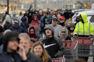 Xếp hàng chờ vào siêu thị Costco mua hàng tích trữ tại TP Seattle, bang Washington (Mỹ) ngày 14-3. Ảnh: REUTERS