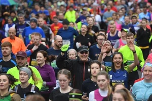 Một cuộc chạy marathon ở TP Bath (Anh) ngày 15-3. Anh vẫn chưa cấm tụ tập đông người dù COVID-19 lan rộng. Ảnh: EPA