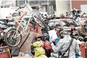 Cảnh hỗn loạn tại một chốt kiểm soát phong tỏa ở Manila ngày 17-3 – ngày phong tỏa thứ hai chống dịch COVID-19. Ảnh: INQUIRER