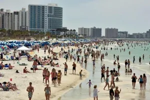 Bất kể dịch COVID-19, bãi biển TP Clearwater ở bang Florida (Mỹ) vẫn đầy người ngày 17-3. Ảnh: REUTERS