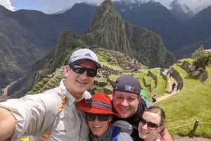 Thầy giáo Collin Reichert (trái) sang Peru công tác tuần trước và không về được vì nước này cấm bay chống dịch COVID-19. Ảnh: COLLIN REICHERT