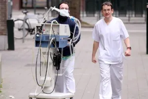 Nhân viên y tế di chuyển một máy trợ thở trong khuôn viên một bệnh viên ở thủ đô Brussels (Bỉ) ngày 20-3. Ảnh: REUTERS