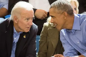 Cựu Phó Tổng thống Joe Biden (trái) đã tham vấn cựu Tổng thống Barack Obama (phải) về chuyện chọn người liên minh cấp phó cho mình. Ảnh: AXIOS