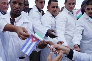 Nhóm bác sĩ Cuba được gửi sang Ý hỗ trợ chống dịch COVID-19. Ảnh: REUTERS