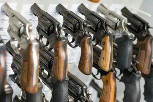 Buôn bán súng đạn đang rất nhộn nhịp tại Mỹ thời dịch COVID-19. Ảnh: DPA