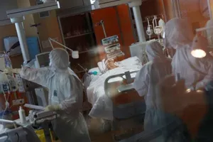 Chăm sóc bệnh nhân COVID-19 tại một bệnh viện ở thủ đô Rome (Ý) ngày 24-3. Ảnh: REUTERS