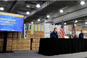 Thống đốc bang New York – ông Andrew Cuomo (phải) họp báo tại một trung tâm hội nghị sẽ sớm chuyển đổi thành một bệnh viện dã chiến điều trị bệnh nhân COVID-19 ở TP New York, bang New York (Mỹ) ngày 24-3. Ảnh: REUTERS