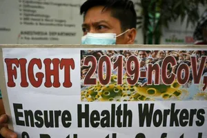 Kêu gọi bảo vệ nhân viên y tế đang chiến đấu với COVID-19, trước một bệnh viện công tại Manila (Philippines) Ảnh: BANGKOK POST