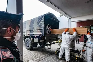 Binh sĩ Ý vận chuyển quan tài người chết vì COVID-19 đến một nghĩa trang gần TP Milan, vùng Lombardy (Bắc Ý) ngày 27-3. Ảnh: EPA