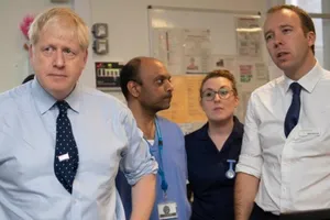 Thủ tướng Boris Johnson (trái) và Bộ trưởng Y tế Matt Hancock (phải) ngày 27-3 cùng xác nhận mình đã nhiễm COVID-19. Ảnh: PA