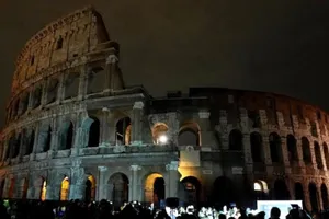Đại hý trường La Mã ở Rome (Ý) chìm trong bống tối trong Giờ Trái Đất năm 2018. Ảnh: CNN 