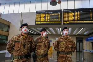 Binh sĩ Ý canh gác tại TP Palermo, vùng Sicily (miền Nam Ý). Ảnh: EPA