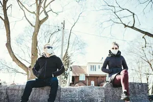 Đeo khẩu trang và giữ khoảng cách là hai biện pháp phòng lây nhiễm COVID-19 hữu hiệu. Ảnh: AP