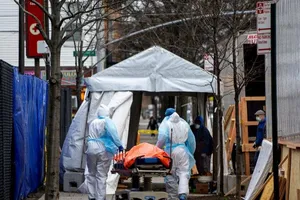 Đưa thi thể một người chết vì COVID-19 vào một xe tải đông lạnh tại khu vực bệnh viện Wyckoff Heights ở quận Brooklyn, TP New York, bang New York (Mỹ) ngày 3-4. Ảnh: NEW YORK TIMES