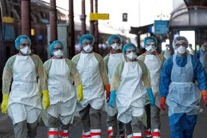 Nhân viên y tế tại khu vực một bệnh viện dã chiến được trưng dụng lại từ một tàu lửa cao tốc ở nhà ga TP Strasbourg (Pháp) ngày 3-4. Ảnh: REUTERS