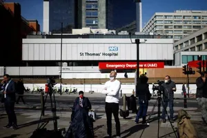 Cánh báo chí chờ tin bên ngoài bệnh viện St Thomas’ ở London – nơi Thủ tướng Anh Boris Johnson đang điều trị COVID-19, ngày 7-4. Ảnh: REUTERS