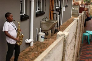 Cảnh "ở nhà cũng vui" của trẻ con Nam Phi. Ảnh: REUTERS