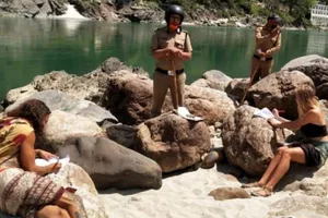 Đi lung tung vi phạm lệnh phong tỏa ở Ấn Độ, du khách bị cảnh sát bắt phải chép phạt câu “Tôi rất xin lỗi” cả 500 lần. Ảnh: TWITTER