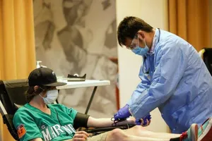 Người dân Mỹ mang khẩu trang đến hiến máu cứu chữa bệnh nhân COVID-19 tại TP Seattle, bang Washington (Mỹ) ngày 13-4. Ảnh: REUTERS