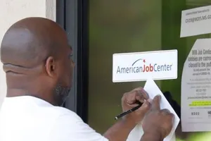 Người dân Mỹ tìm thông tin làm đơn xin trợ cấp thất nghiệp, tại một trung tâm việc làm ở TP Jackson, bang Mississippi (Mỹ). Ảnh: AP
