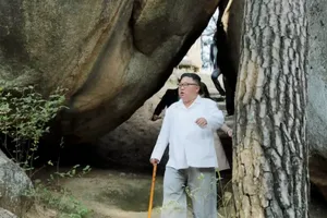 Có đồn đoán lãnh đạo Triều Tiên Kim Jong-un đang cách ly ở núi Myohyang vì nhiễm COVID-19. Ảnh: KCTV