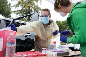 Một điểm thu thập mẫu xét nghiệm COVID-19 ở TP Mountain View thuộc quận Santa Clara, bang California (Mỹ). Ảnh: PALO ALTO