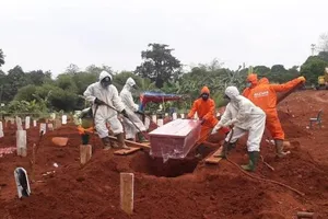 Chôn một người chết vì COVID-19 tại nghĩa trang Pondok Rangon ở Jakarta (Indonesia). Ảnh: REUTERS