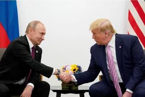 Tổng thống Nga Vladimir Putin (trái) và Tổng thống Mỹ Donald Trump (phải) vừa cùng ra một tuyên bố chung hiếm hoi. Ảnh: REUTERS