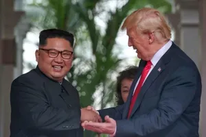 Tổng thống Mỹ Donald Trump (phải) nói ông biết sức khỏe lãnh đạo Triều Tiên Kim Jong-un (trái) như thế nào, nhưng lúc này chưa thể nói. Ảnh: MIN