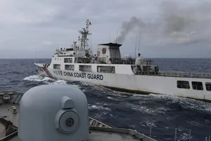 Ảnh một tàu tuần duyên Trung Quốc được chụp từ một tàu hải quân Indonesia trong một lần tuần tra phía bắc quần đảo Natuna hồi tháng 1. Ảnh: REUTERS