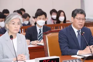 Ngoại trưởng Hàn Quốc Kang Kyung-wha (trái) và Bộ trưởng Bộ Thống nhất Kim Yeon-chul trong phiên họp Quốc hội tại Seoul ngày 28-4. Ảnh: YONHAP