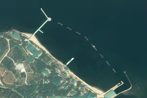 Ảnh vệ tinh cho thấy con tàu dài 55m đậu gần khu biệt thự của ông Kim Jong-un ở Wonsan ngày 15-4. Ảnh: EOS LANDVIEWER