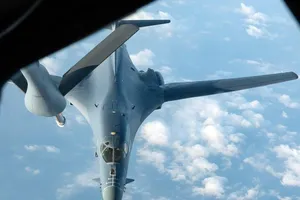 Máy bay ném bom B-1B Lancer của Không quân Mỹ chuẩn bị tiếp liệu trong chuyến bay 34 giờ ở khu vực Ấn Độ Dương – Thái Bình Dương ngày 30-4. Ảnh: U.S. AIR FORCE 