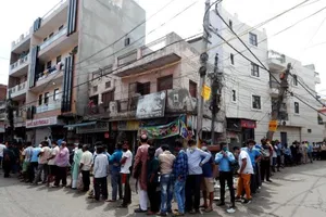 500 anh em rủ nhau lũ lượt xếp hàng chờ mua rượu ở New Delhi (Ấn Độ) ngày 4-5. Ảnh: REUTERS