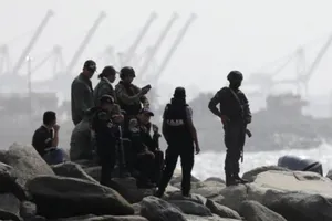 Binh sĩ Venezuela tại thị trấn Macuro ở bang La Guaira ở phía bắc Venezuela sau khi xảy ra vụ tấn công. Ảnh: REUTERS