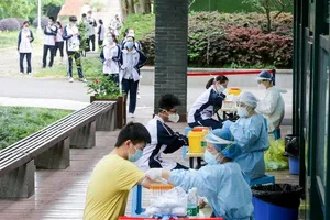 Học sinh được lấy máu xét nghiệm kháng thể vào ngày 30-4, chuẩn bị nhập học trở lại ở Vũ Hán, tỉnh Hồ Bắc (Trung Quốc). Ảnh: GETTY IMAGES