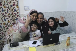 Nhà báo Ấn Độ ăn mừng với người thân khi được thông báo đoạt giải báo chí Pulitzer, ngày 4-5. Ảnh: AP