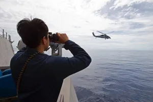 Máy bay MH-60S Sea Hawk cất cánh từ tàu tác chiến duyên hải USS Gabrielle Giffords trên Biển Đông, ngày 27-4. Ảnh: US NAVY