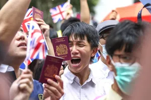 Dân Hong Kong kéo về biểu tình trước lãnh sự quán Anh ở đặc khu hồi tháng 9-2019. Ảnh: SCMP