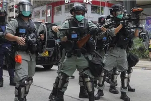 Cảnh sát chống bạo động bắn hơi cay đối phó một cuộc biểu tình ở Hong Kong phản đối luật an ninh quốc gia. Ảnh: AP