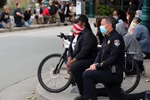 Cảnh sát quỳ gối ở TP Santa Cruz, bang California (Mỹ). 